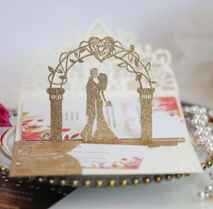 Vue macro du faire-part de mariage découpé au laser avec arc en cœur doré scintillant