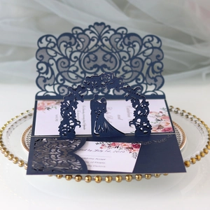 Détail d'invitation de mariage bleue découpée au laser avec carte intérieure 3D