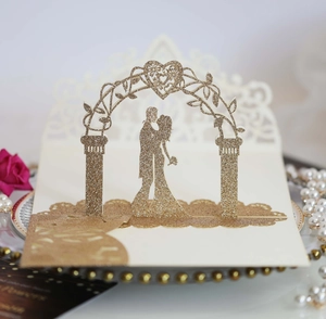 Carte de mariage 3D découpée au laser avec un couple s'embrassant sous une arche fleurie