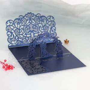 Invitation de mariage 3D découpée au laser en bleu marine avec un motif floral