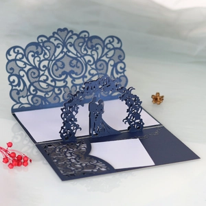 Invitation de mariage 3D découpée au laser avec motif floral ajouré bleu marine