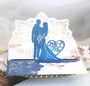 Biglietto di nozze intagliato al laser con glitter blu e dettagli in pizzo