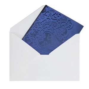 Invitation de mariage bleu foncé découpée au laser avec motifs floraux et enveloppe blanche
