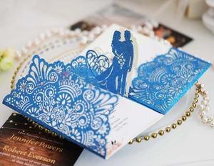Invito di nozze blu glitterato con intaglio laser e silhouette romantica dei fidanzati