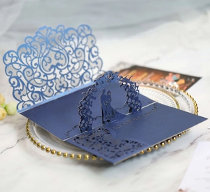 Détail de l'invitation de mariage 3D bleu marine découpée au laser avec couple et arche