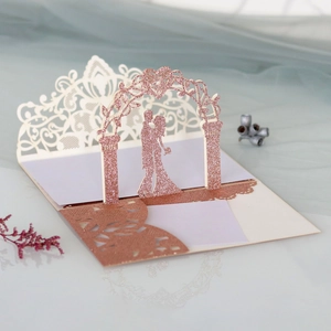 Détail d'invitation de mariage 3D découpée au laser avec paillettes or rose et dentelle