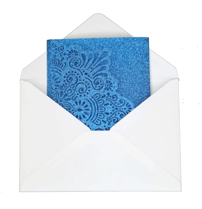 Dettaglio invito matrimonio blu glitterato con fiori tagliati al laser e busta bianca