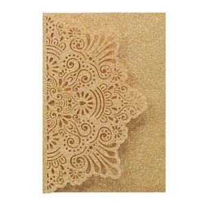 Dettaglio intaglio laser mandala su carta glitterata dorata per inviti di matrimonio
