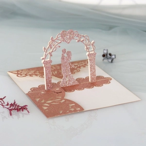Détail de l'invitation de mariage 3D découpée au laser avec texture pailletée or rose