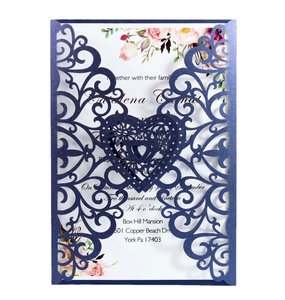 Invitation de mariage découpée au laser bleu marine avec dentelle florale et cœur