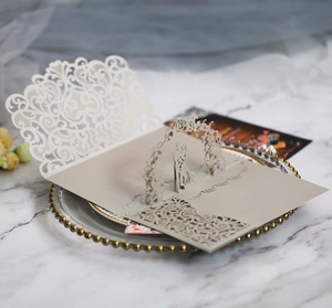 Détail d'une invitation de mariage 3D avec motifs découpés au laser et silhouette de couple