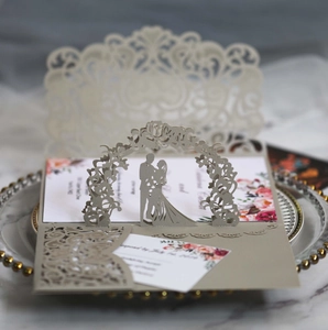 Faire-part de mariage 3D découpé au laser champagne avec silhouette de couple romantique