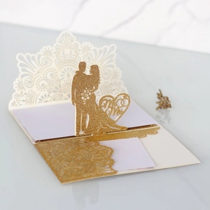 Dettaglio macro dell'invito di nozze glitterato tagliato al laser con sagoma Mr & Mrs