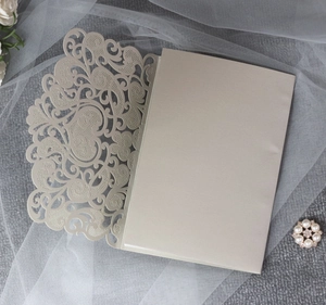 Invitation de mariage découpée au laser avec motifs cœurs sur tulle blanc élégant