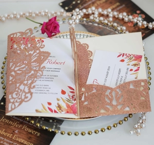 Détail d'invitation de mariage découpée au laser or rose pailleté avec cartes automnales
