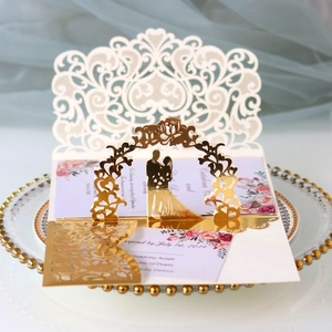 Élégante invitation de mariage 3D découpée au laser avec silhouette dorée des mariés