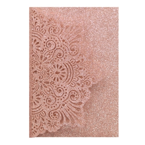 Dettaglio dell'invito di nozze glitter oro rosa intagliato al laser con motivo mandala