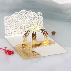 Invitation de mariage 3D découpée au laser avec un couple romantique sous une arche fleurie