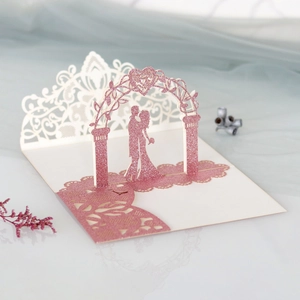 Détail de carte de mariage 3D en papier pailleté rose découpé au laser avec fleurs