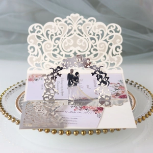 Détail de l'invitation de mariage découpée au laser avec silhouette 3D de mariée marine