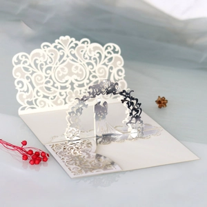 Détail du faire-part de mariage 3D découpé au laser avec silhouette de mariés en argent