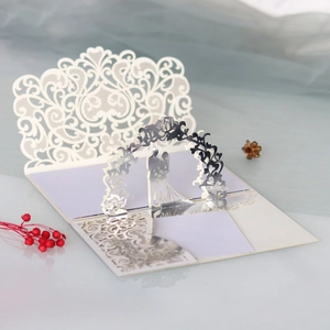 Détail d'une invitation de mariage 3D découpée au laser avec silhouette romantique