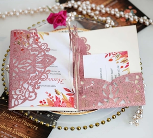Faire-part mariage rose pailleté avec découpe laser florale et carte de réponse