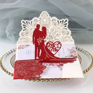 Elegante invito di nozze rosso glitter tagliato al laser con silhouette Mr & Mrs