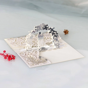 Vue macro d'invitation de mariage 3D découpée au laser avec détails d'arche blancs et argent