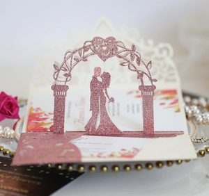 Faire-part mariage découpé laser pailleté or rose avec silhouette 3D d'un couple romantique