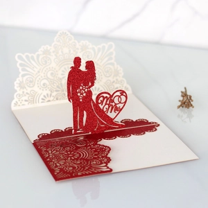 Dettaglio dell'invito di nozze 3D tagliato al laser con silhouette Mr & Mrs glitterata