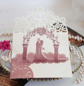 Détail macro de la carte de mariage découpée au laser avec couple 3D et paillettes