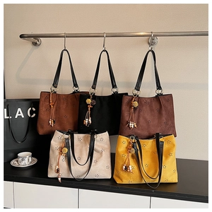 Sacs cabas en daim avec motifs floraux découpés au laser et pompons en perles de bois