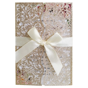Invitation de mariage dorée à paillettes avec découpe laser et ruban de satin crème