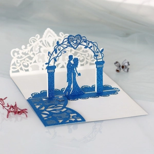 Détail d'invitation de mariage 3D avec couple en paillettes bleues sous une arche romantique