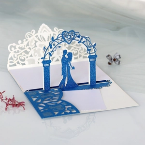 Invitation de mariage 3D découpée au laser avec arche en cœur et silhouette de couple