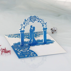 Détail macro du faire-part de mariage 3D avec découpe laser, couple et paillettes bleues