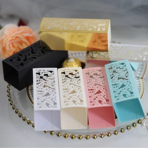 Boîtes à cadeaux papillon creuses en couleurs assorties avec motifs découpés au laser