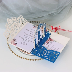 Invitation de mariage 3D découpée au laser avec paillettes or rose et détails floraux
