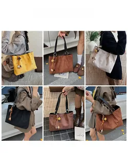 Vues détaillées de sacs fourre-tout rétro en daim avec découpes florales et glands