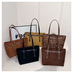 Borse tote in pelle scamosciata capienti in vari colori e stampe leopardate