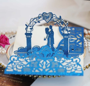 Détail du faire-part de mariage 3D découpé au laser avec paillettes bleues et couple