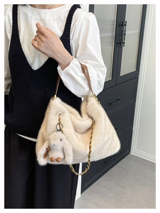 Borsa tote in pelliccia sintetica con manici in pelle marrone e catena dorata