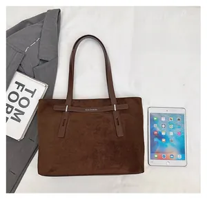 Grande borsa tote leopardata accanto a un tablet che mostra lo spazioso interno