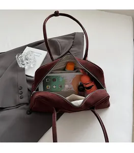 Innenansicht der großen weinroten Wildledertasche mit Platz für Tablet und Zubehör