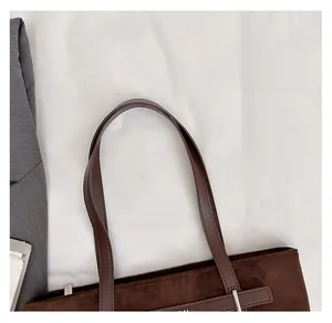 Dettaglio della borsa tote leopardata marrone con trama scamosciata e fibbie metalliche