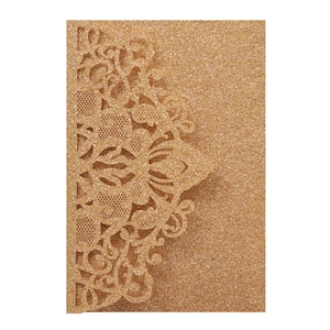 Vue détaillée de l'invitation de mariage dorée pailletée avec motifs découpés au laser