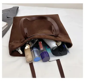 Dettaglio dell'interno della borsa tote leopardata marrone con grande spazio contenitivo