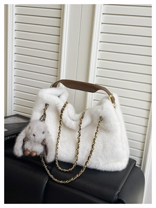 Dettaglio borsa tote in pelliccia sintetica bianca con manico in pelle e catena
