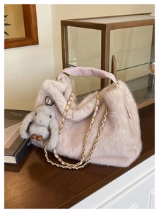Borsa tote in peluche rosa con catena dorata e ciondolo a forma di coniglio grigio